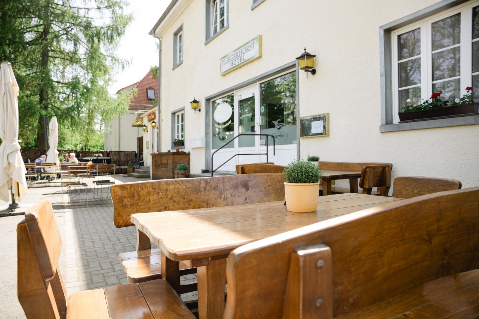 Hotel Fliegerhorst à Dresde Extérieur photo